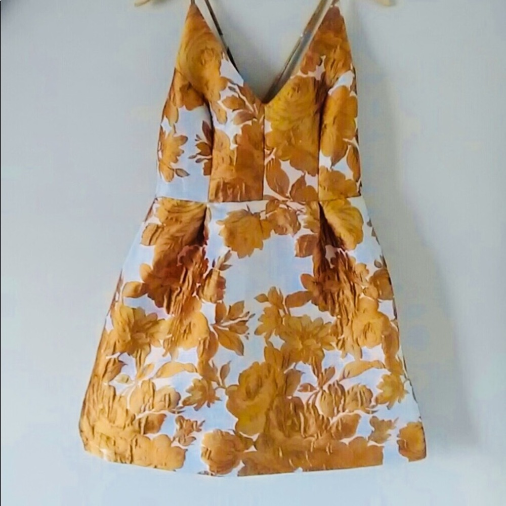 NWT- Beautiful for summer! Spring is here!!